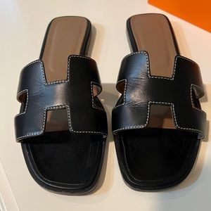 Hermes Oran black leather sandals, size 39 fit like US size 8